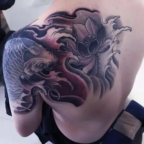 反半甲鲤鱼客人手臂有一个很黑_纹身吧社区 - 纹身大咖