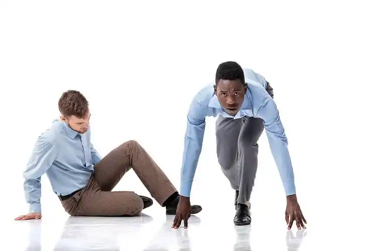 两个_商务人士_开端_起跑线_美国黑人_白人_对手_隔绝_白色背景_背景