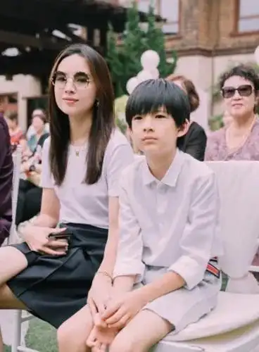 演员董洁离婚后带着儿子生活为啥不让父子相见