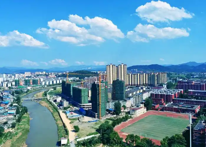 宜春学院足球场一角