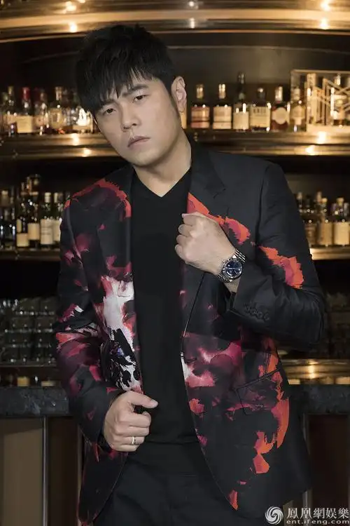 超有才周杰伦穿黑红西装帅气有型拍广告自导自演敬业满分