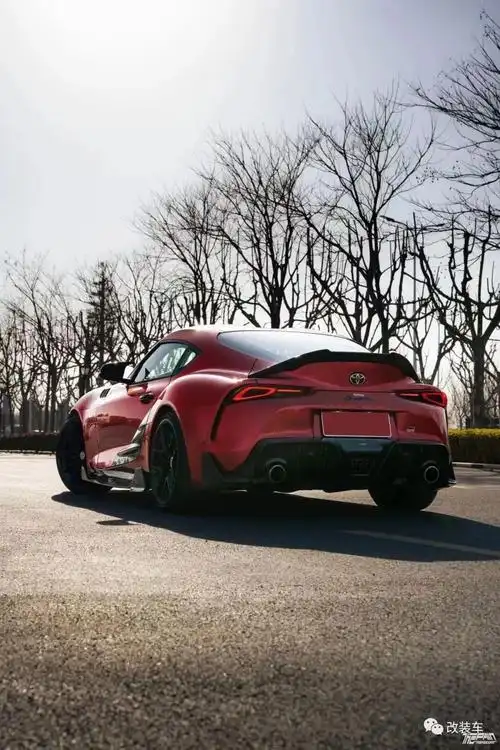 战斗范拉满的丰田supra,底盘灯亮起那刻就是整条街上"最靓的仔&