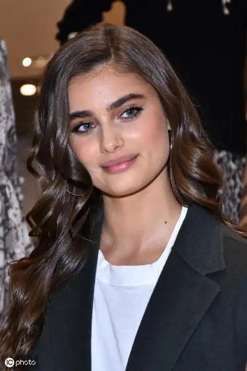 维秘模特taylor hill参加利物浦·波兰科2019秋冬时装节商店巡展