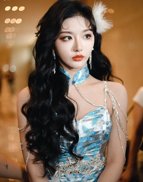 而且孔雪儿的人气也非常高,在吴宣仪和周洁琼淘汰之后补位,也挺让人