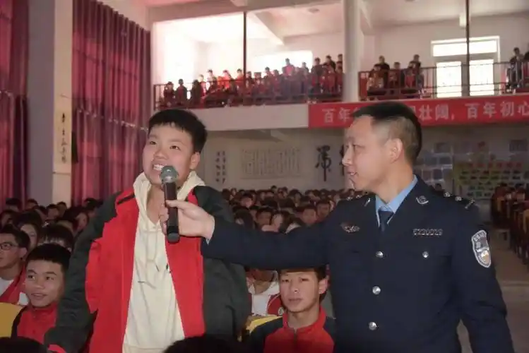 分别赴贵定县第二中学,第四中学,第五中学等开展"青春护航·开学第一