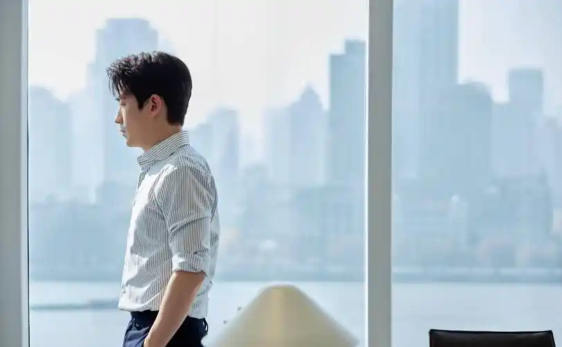 其中一个很热门的话题就是朱一龙是否隐婚生子,关于这个话题,时不时会