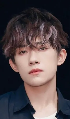 易烊千玺粉色刘海迎接情人节,化身女生的理想型