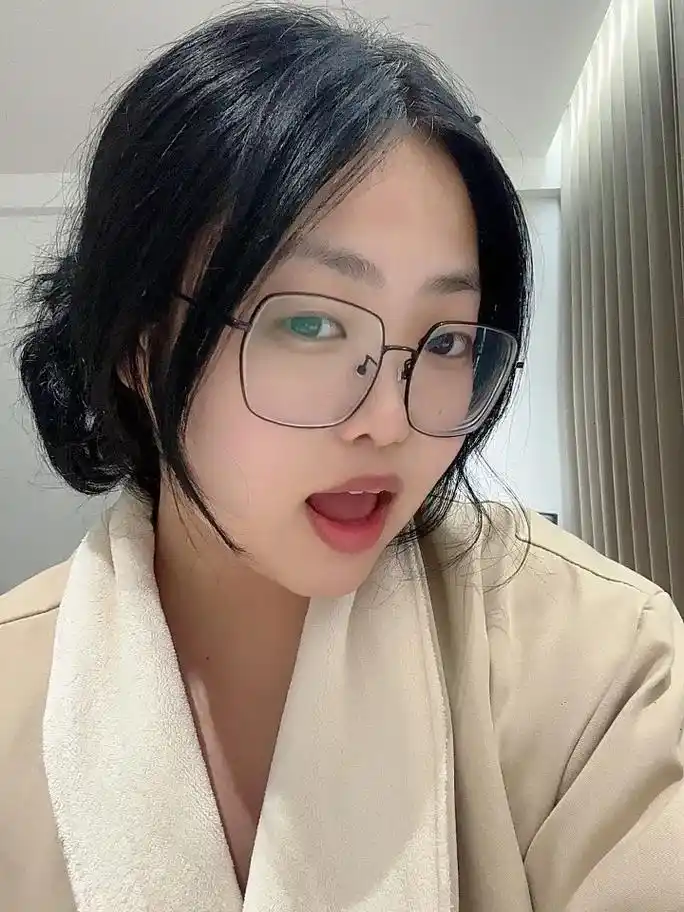 沐沐老师超绝门牙缝 - 抖音