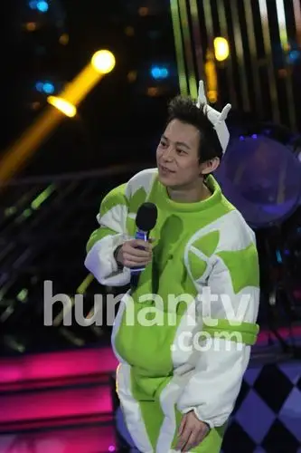 何炅重温"毛毛虫"造型80后怀旧 谢娜山寨"金龟子"【11】--传媒--人民