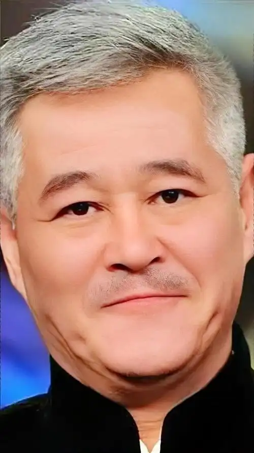 赵本山现状满头白发身形消瘦已经没有了当年的风采