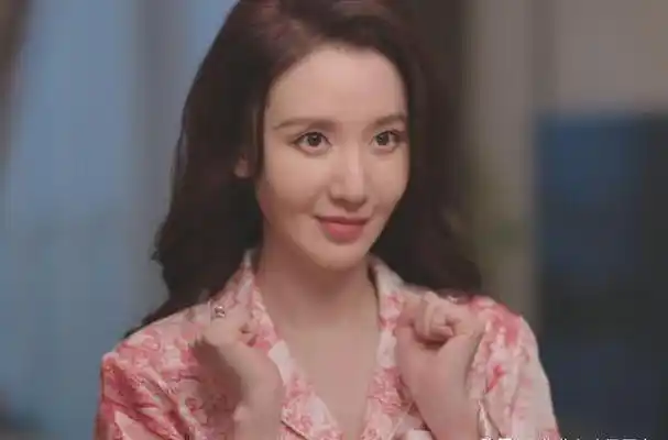 42岁张歆艺对比43岁秦岚,"打针脸"和自然老去差别一目然