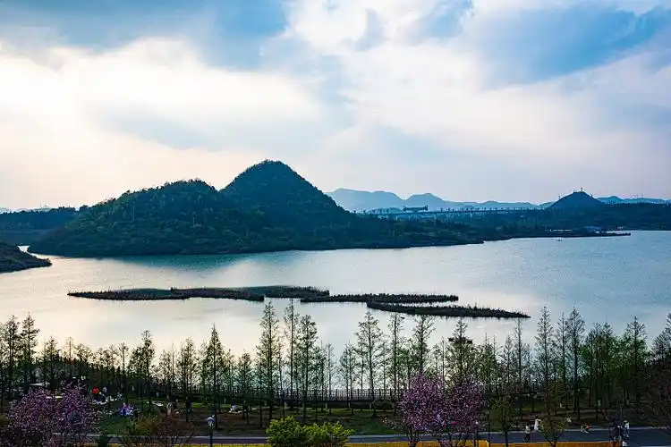 中国贵州贵阳市贵安新区月亮湖公园风光图片下载