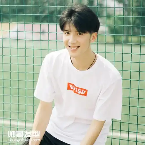 经典长刘海侧分发型