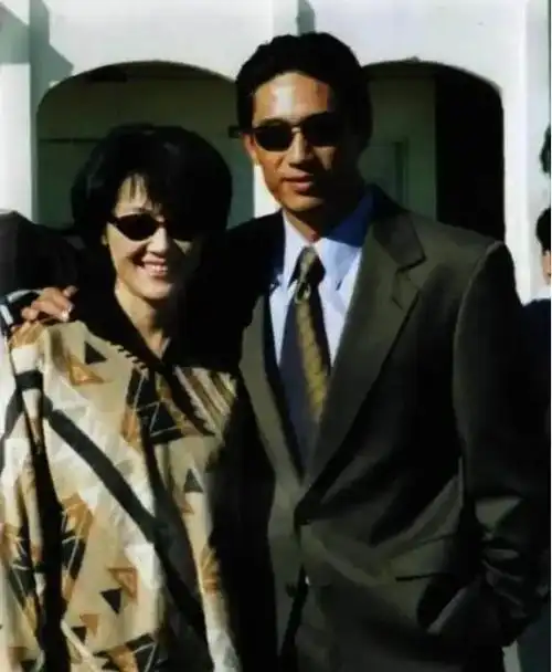 王姬:嫁初恋高峰,儿女双全,风光背后有泪珠