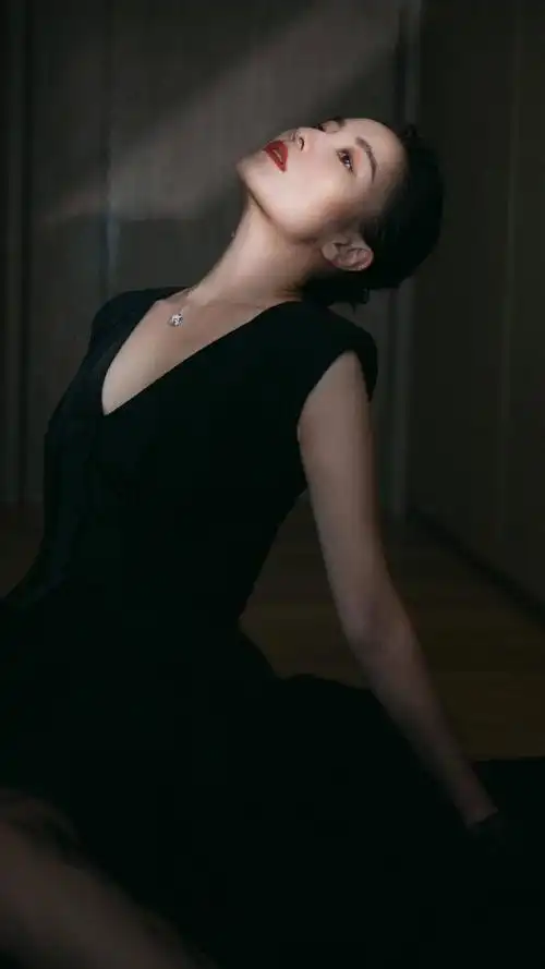 演员宋佳,看她的电视剧《悬崖》就迷上她的演技,如今气质超赞