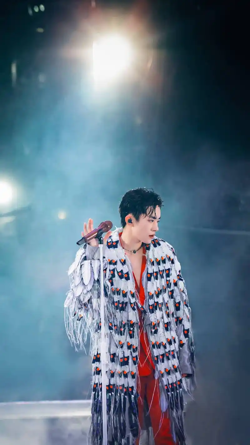 易烊千玺分享200418易烊千玺立麦杀合集舞台小王子魅力满分