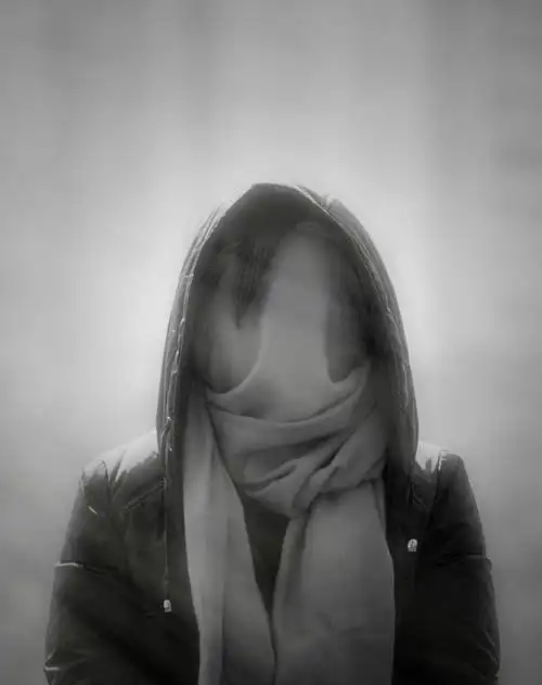 日光下的蒙面女