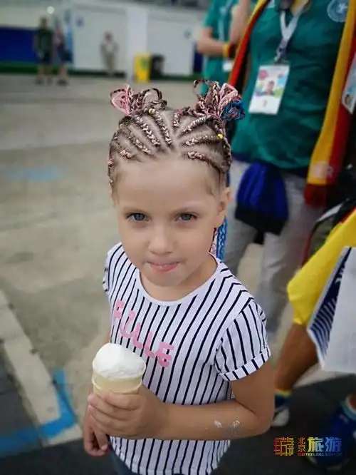 俄罗斯美女现场编发让盛夏清爽动人