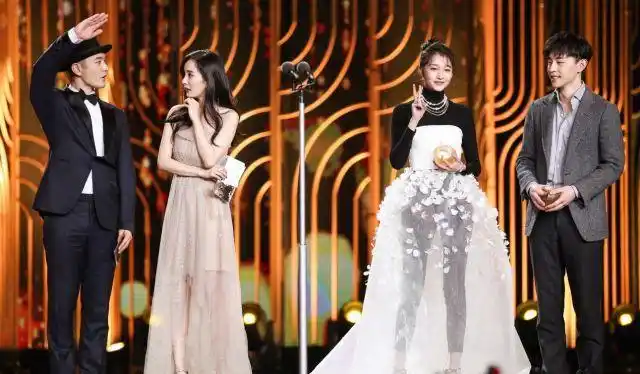 杨幂同框关晓彤的造型师跟她有仇么不禁想让人问一句看到当红明星有