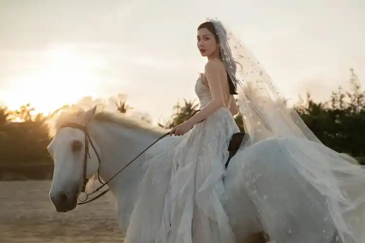 林籽海边婚纱大片身骑白马天鹅颈迷人