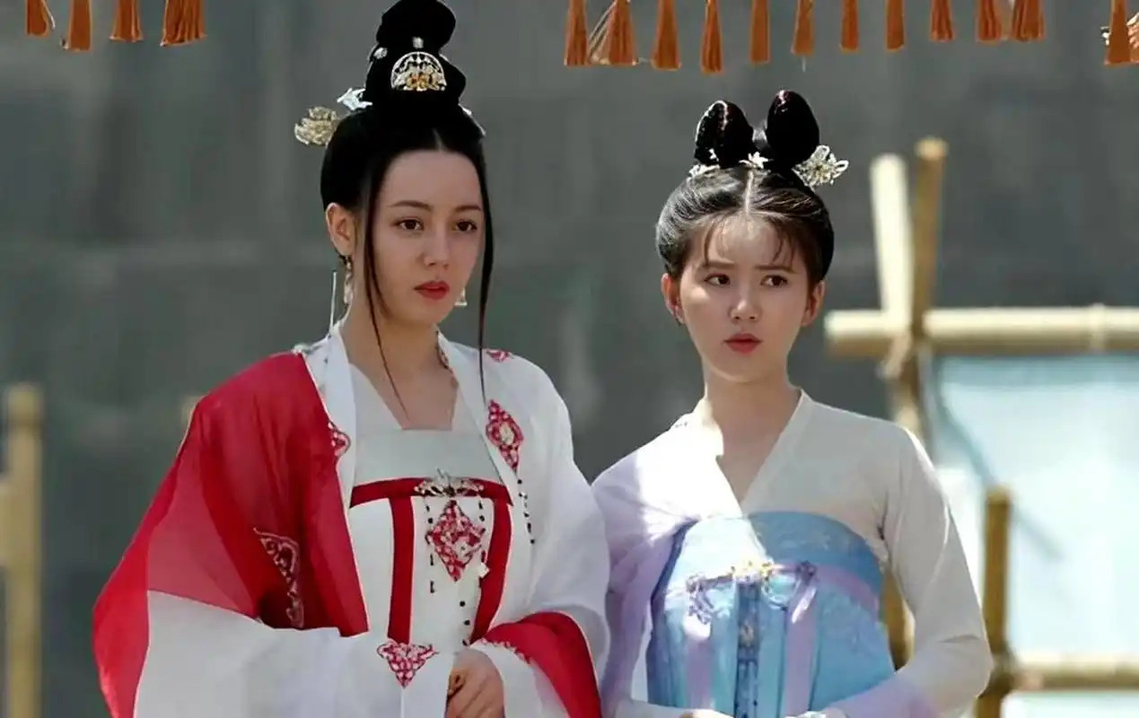 可以说,与迪丽热巴同框时,赵露思的普通气质显得格外明显.