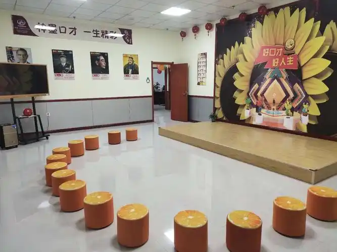 宽敞大气的口才教室在等待小朋友们的到来.