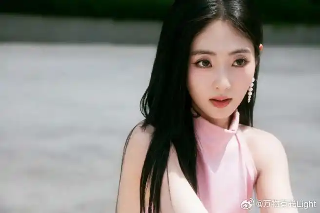 邢菲粉裙##时尚日报