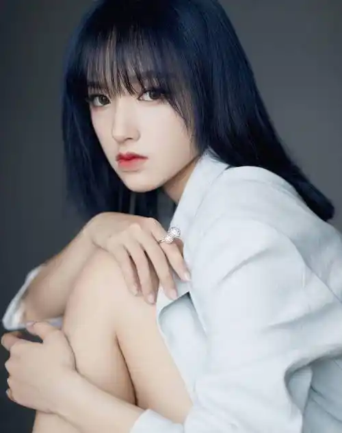 原创程潇真是太绝了一头蓝发又飒又美西服裙上身导师范十足