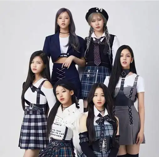 在团体形象中,在黑暗的背景下,lafilus的6名成员们用蛋白石色的金属