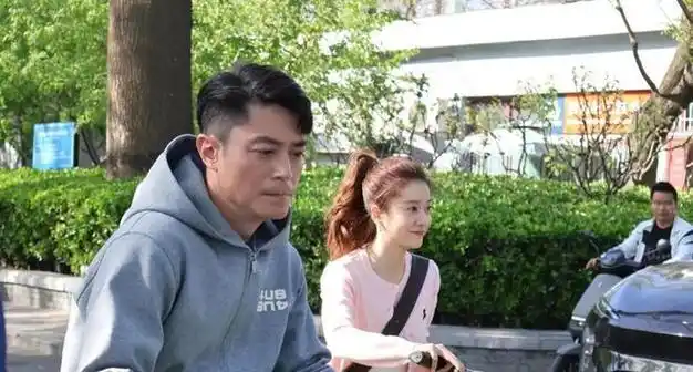 霍建华老了一脸大褶子沧桑显老与27岁张雪迎同框宛如父女