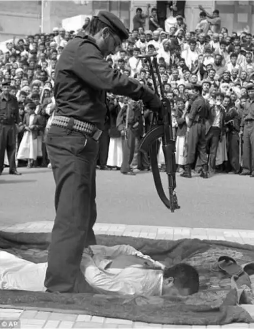 1989年1月28日,湖南怀化麻阳县村民滕兴善一边挣扎,一边被押赴刑场.