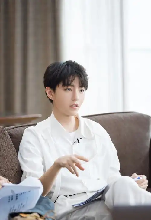 王俊凯白色束带衬衫帅气写真图片