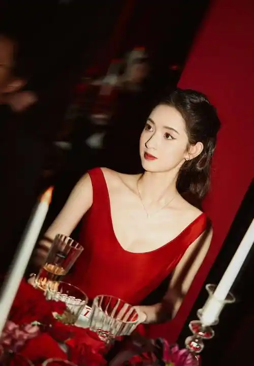 王玉雯在上海出席电影活动,鲜红礼服尽显优雅魅力_voguefilm_观众