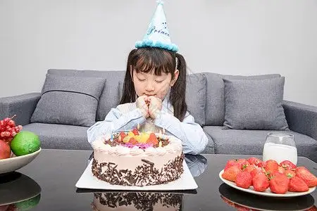 小女孩生日许愿图片素材