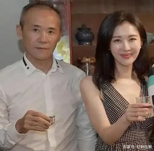 传万科创始人69岁王石喜得千金,妻子田朴珺暴肥12斤小腹隆起明显
