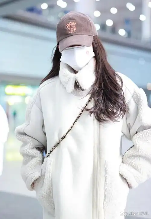 推出长款的大衣,让包括时尚女王杨幂在内引领时尚的女明星们爱不释身