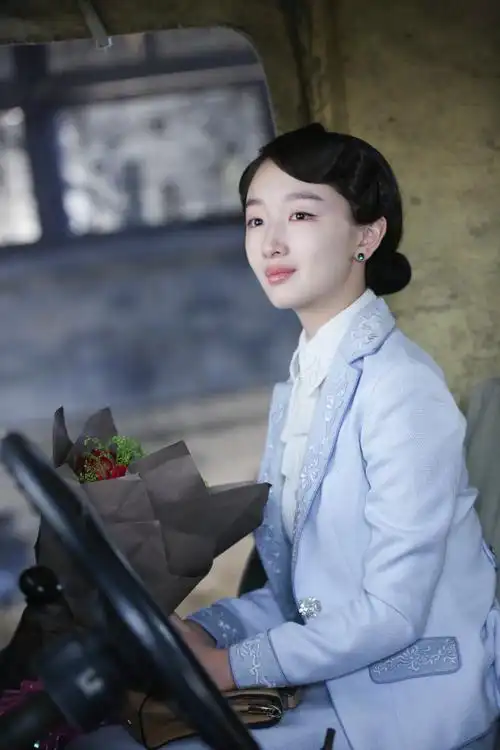 旗袍look是周冬雨在剧中穿搭的亮点,独特的东方韵味全盘托出十分动人.