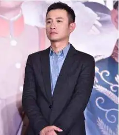 文章剃光头显沧桑疲惫被偷拍发脾气 向路人摔手机