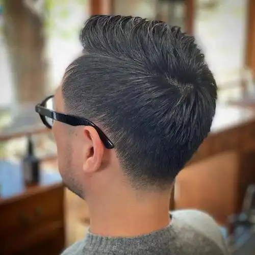 喜欢自然一点的男士可以选择这种起发脚的三七分造型,稳重时尚不幼稚.