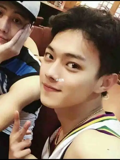 许凯soso再送一波凯凯模特时的照片真是妥妥的美男子