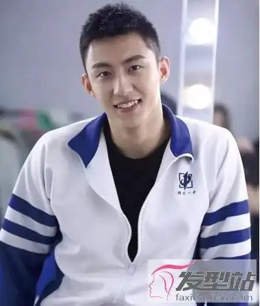 层次感短发 短发修剪出丰富的层次感,丝丝分明,使得男学生的脸型变得