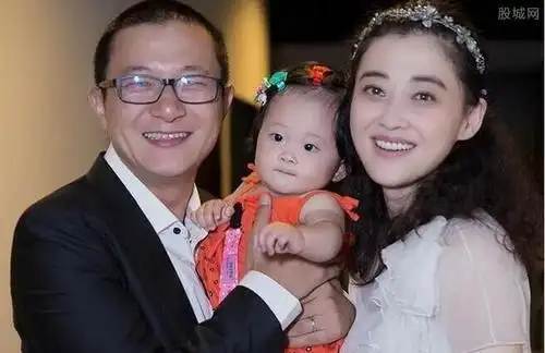 梅婷与大11岁老公乘车被偶遇,二次闪婚后超甜蜜,41岁生二胎