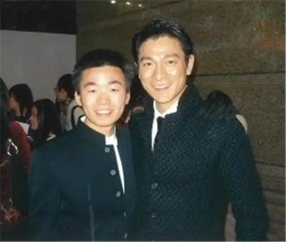 刚出道的王宝强不会用自动感应水龙头,刘德华一个举动化解尴尬