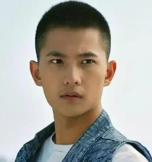 男星光头照杨洋一脸正气黄晓明霸气而他一脸的眼睛