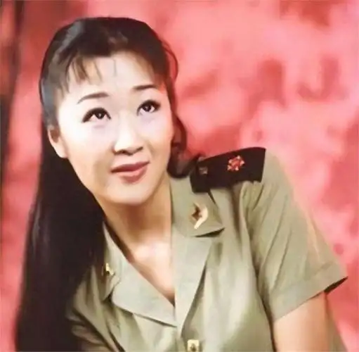 重庆美女李燃:嫁给大17岁的郭涛,生一儿一女,风光背后满是辛酸