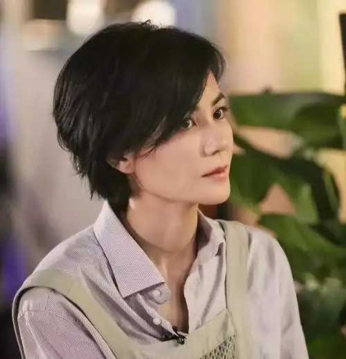 好自己优良的体态,众多明星也是纷纷刻意维持自己的体重和优美的五官