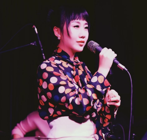 她24岁出道,出道后被林忆莲,张靓颖等一线歌手看中,更是用一首歌将