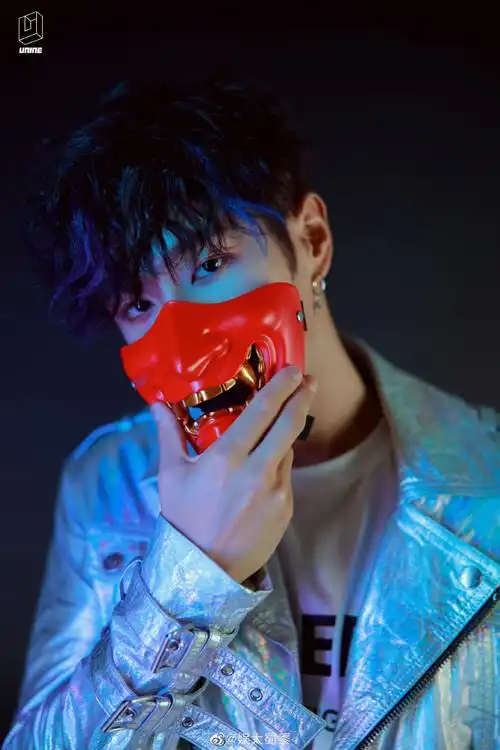 动作干脆利落,表情酷帅拽,是闪耀的全能ace本人了今日份造型也很好看