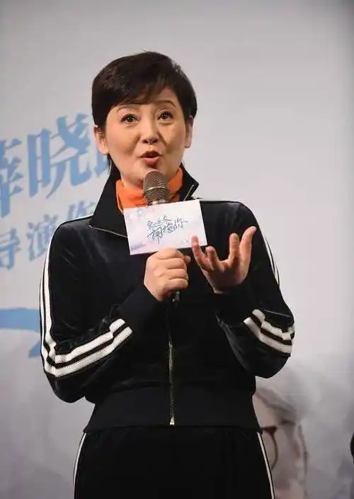 徐帆的保养真到位,50来岁了还穿运动服,看着还真挺有活力_黑色_中年