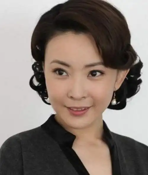 张嘉译前妻,放弃3年央视主持,27搭档孙红雷走红,低调嫁圈外人